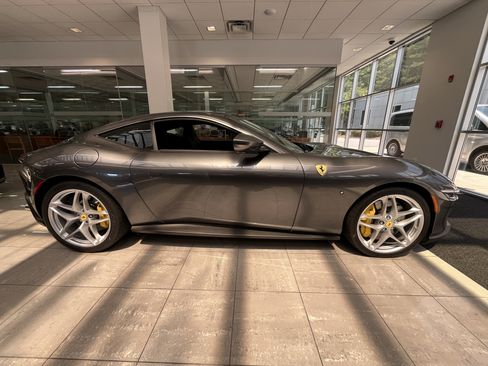 Used 2022 Ferrari Roma RWD image 5