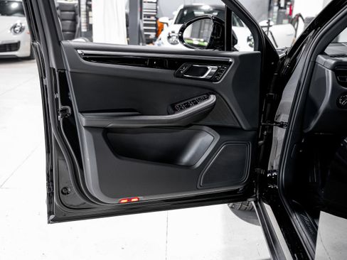 Used 2024 Porsche Macan image 19