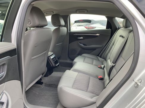 Used 2016 Chevrolet Impala LT w/ Convenience Package image 18