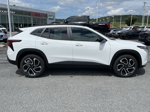 Used 2026 Chevrolet Trax RS w/ Sunroof Package FWD image 2