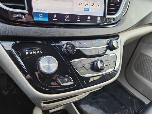 Used 2024 Chrysler Pacifica Touring-L image 25