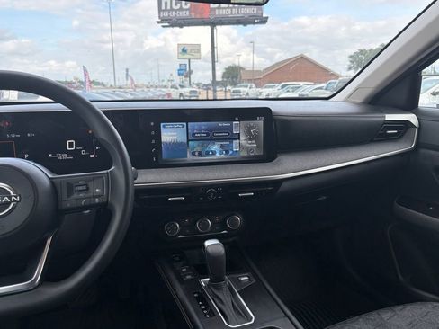 Used 2025 Nissan Kicks SV AWD/4WD image 17