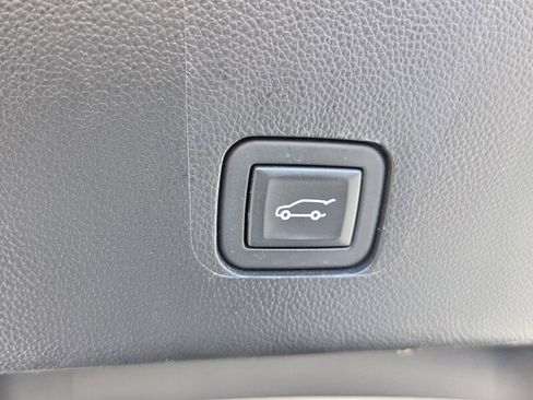 Used 2023 Chevrolet Traverse RS FWD image 13