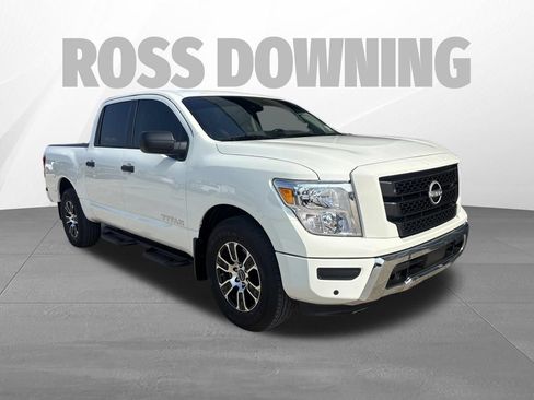 Used 2024 Nissan Titan SV w/ SV Convenience Package RWD image 3