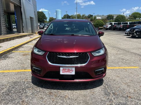 Used 2023 Chrysler Pacifica Touring-L FWD image 2