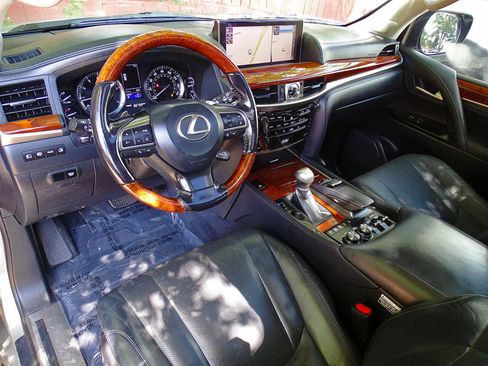 Used 2016 Lexus LX 570 4WD w/ Luxury Package image 24