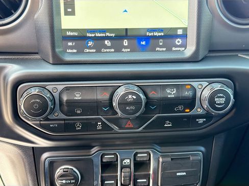 Used 2021 Jeep Gladiator Willys image 29