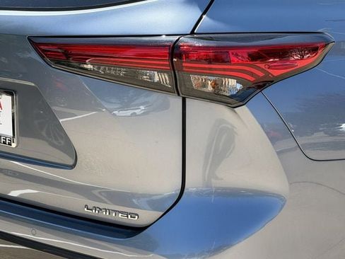 Used 2022 Toyota Highlander Limited FWD image 7