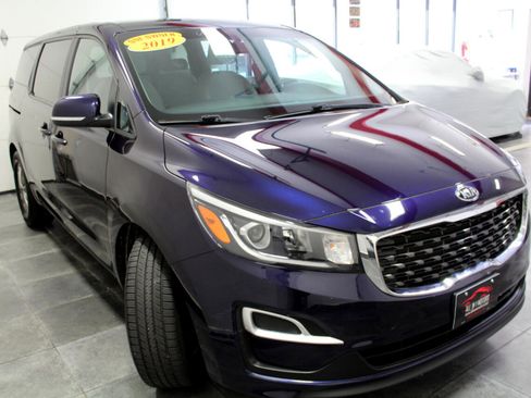Used 2019 Kia Sedona LX image 3