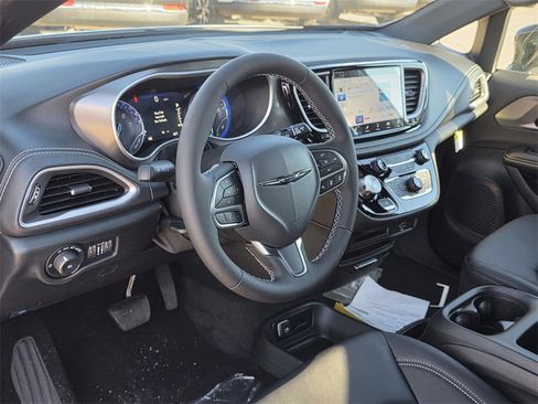 New 2026 Chrysler Pacifica Select image 7