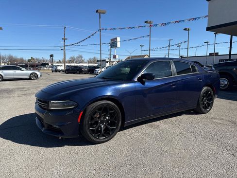 Used 2017 Dodge Charger SXT w/ Plus Group image 2