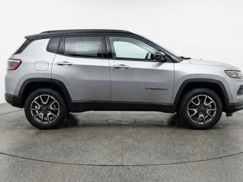 Used 2025 Jeep Compass Trailhawk image 11