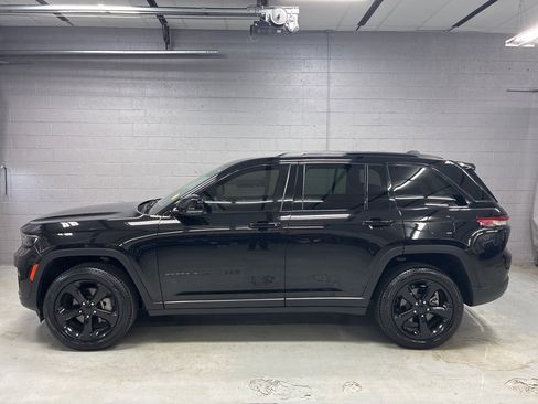 Used 2023 Jeep Grand Cherokee Limited w/ Black Appearance Package image 41