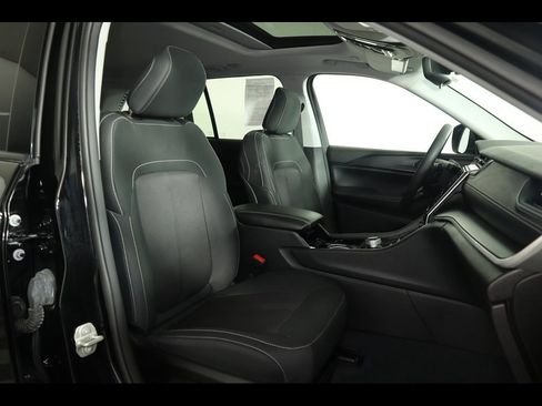 Used 2023 Jeep Grand Cherokee Laredo X image 29