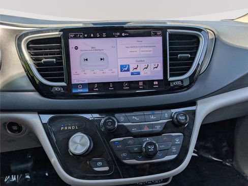 Used 2023 Chrysler Pacifica Touring-L FWD image 26