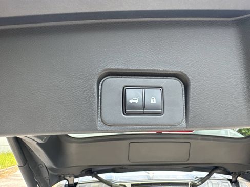 Used 2025 Nissan Rogue SV FWD image 19