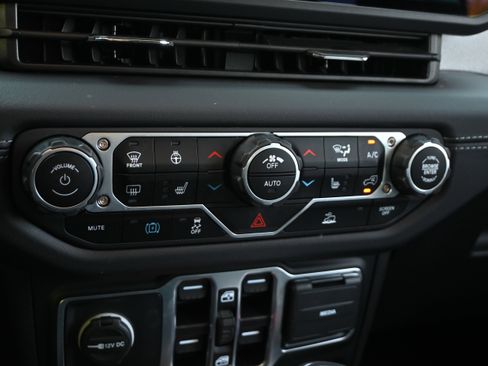 Used 2025 Jeep Wrangler Unlimited Sahara AWD/4WD image 27