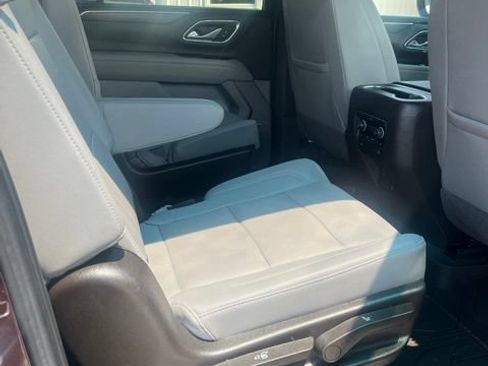 Used 2023 Chevrolet Suburban LT w/ Luxury Package RWD image 10