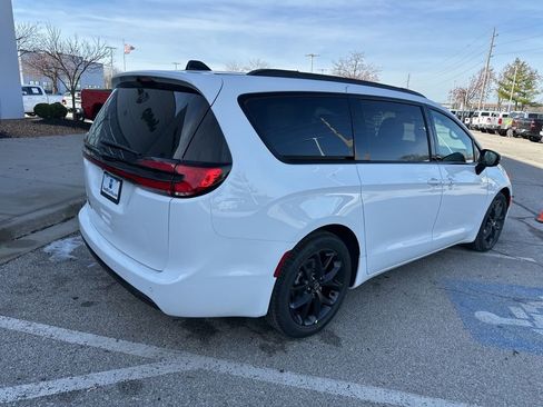 New 2026 Chrysler Pacifica Select image 32