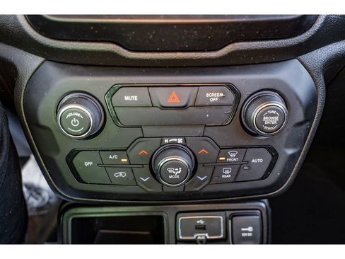 Used 2018 Jeep Renegade Latitude w/ Popular Equipment Group image 17