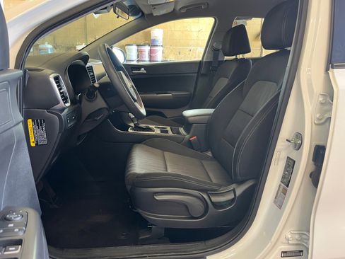 Used 2021 Kia Sportage LX image 9