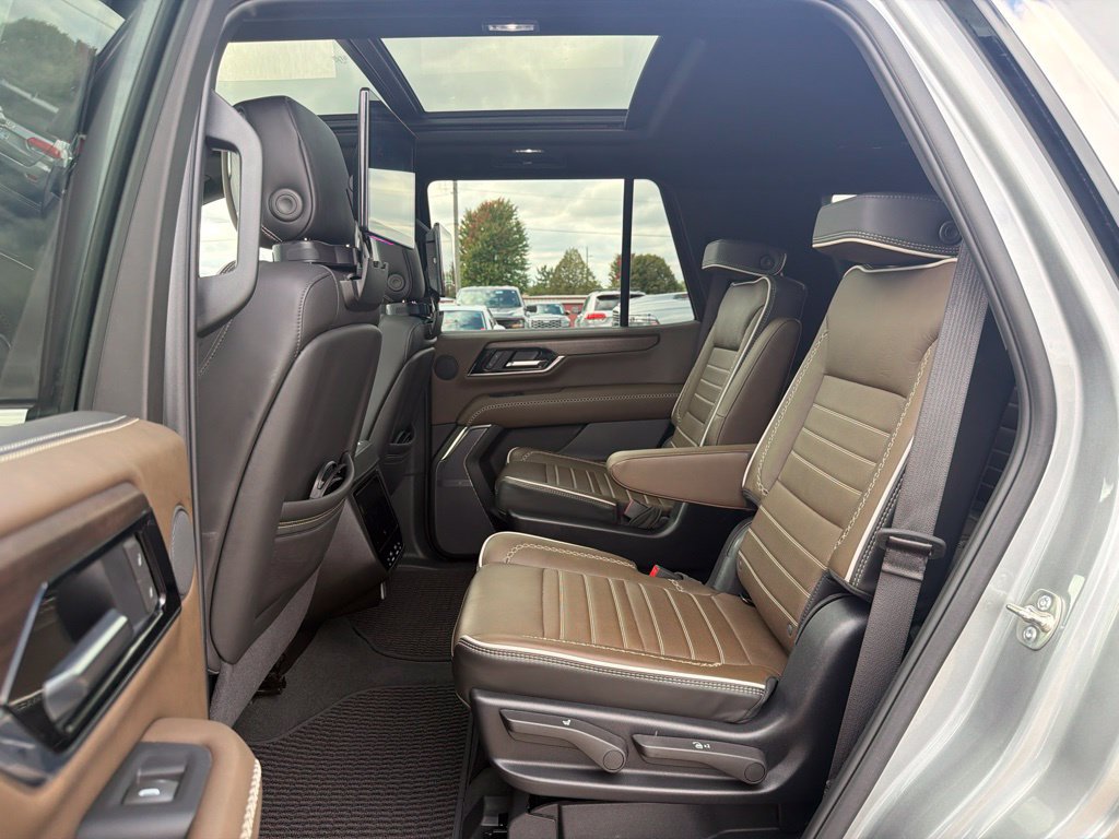 Used 2025 GMC Yukon Denali Ultimate w/ LPO, Floor Liner Package AWD/4WD image 24