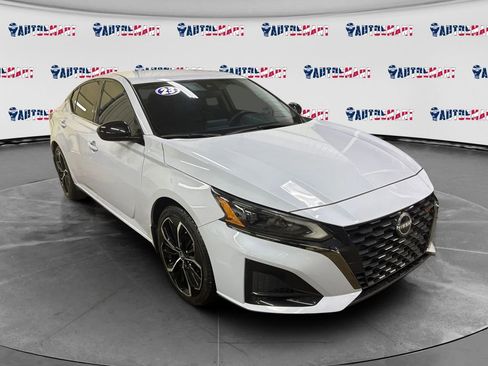 Used 2023 Nissan Altima 2.5 SR image 1