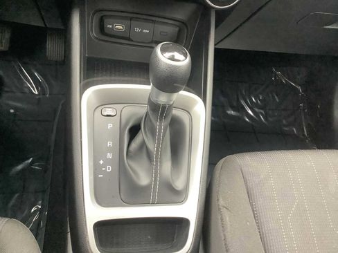 Used 2022 Hyundai Venue SE image 18