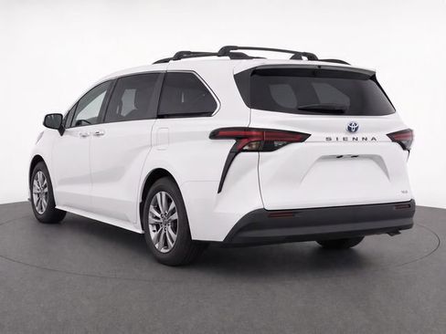 Used 2025 Toyota Sienna XLE w/ XLE Plus Package AWD/4WD image 7
