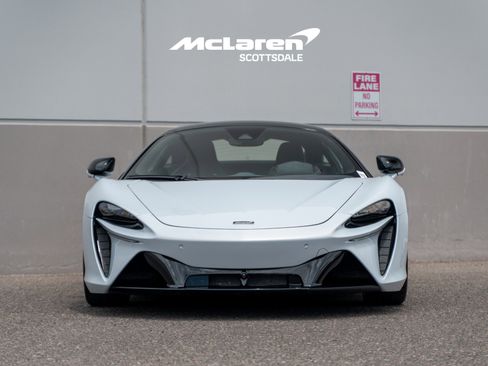 Used 2023 McLaren Artura RWD image 10