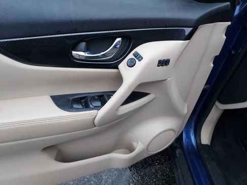 Used 2018 Nissan Rogue SL w/ Premium Package image 17