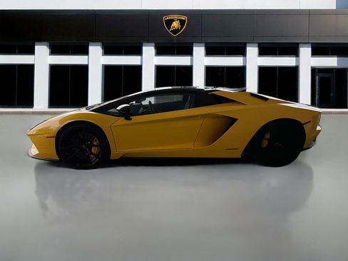 Used 2018 Lamborghini Aventador S image 2