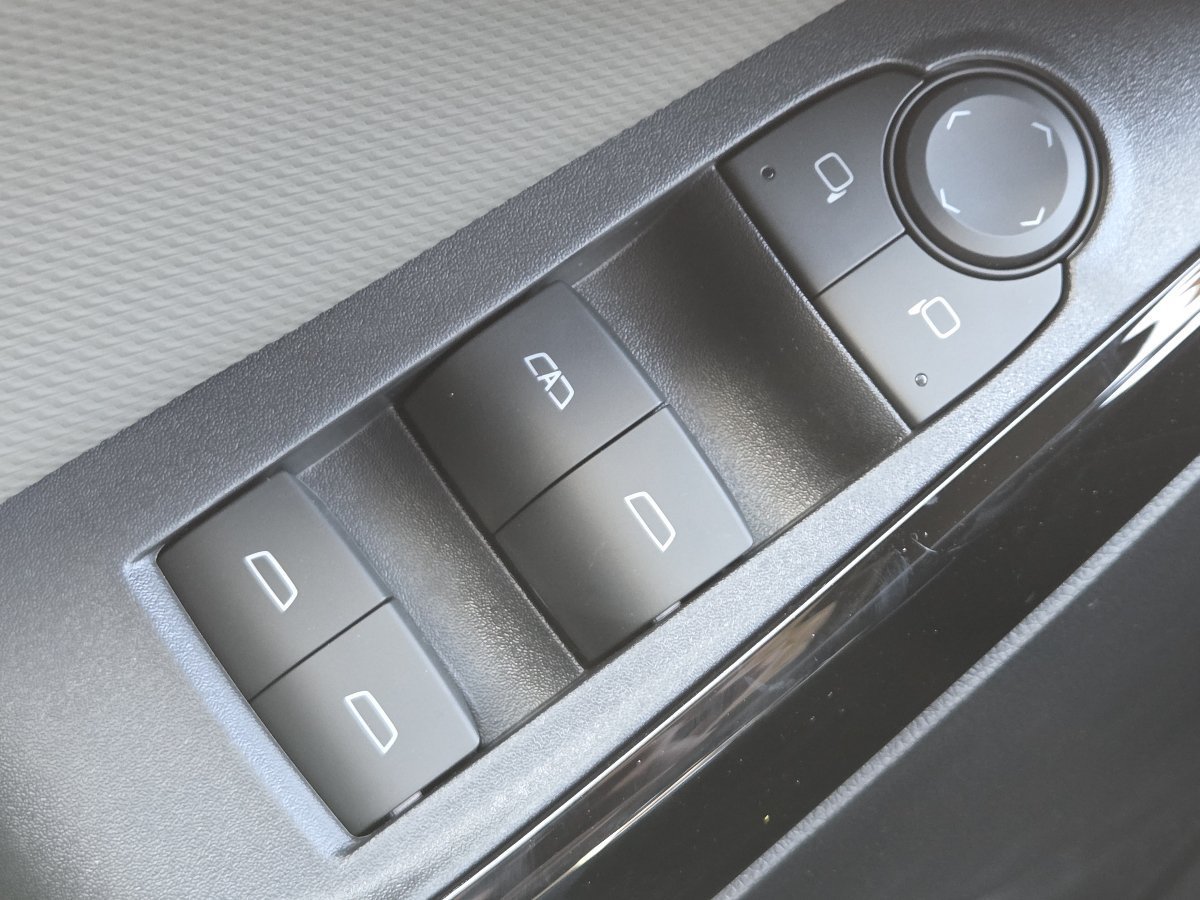 New 2027 Chevrolet Equinox LT w/ Convenience Package II FWD image 36