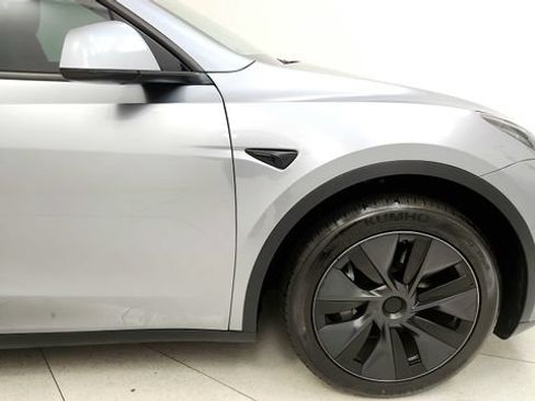 Used 2025 Tesla Model Y Long Range RWD image 21
