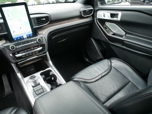 Used 2020 Ford Explorer Platinum w/ Premium Technology Package AWD/4WD image 11