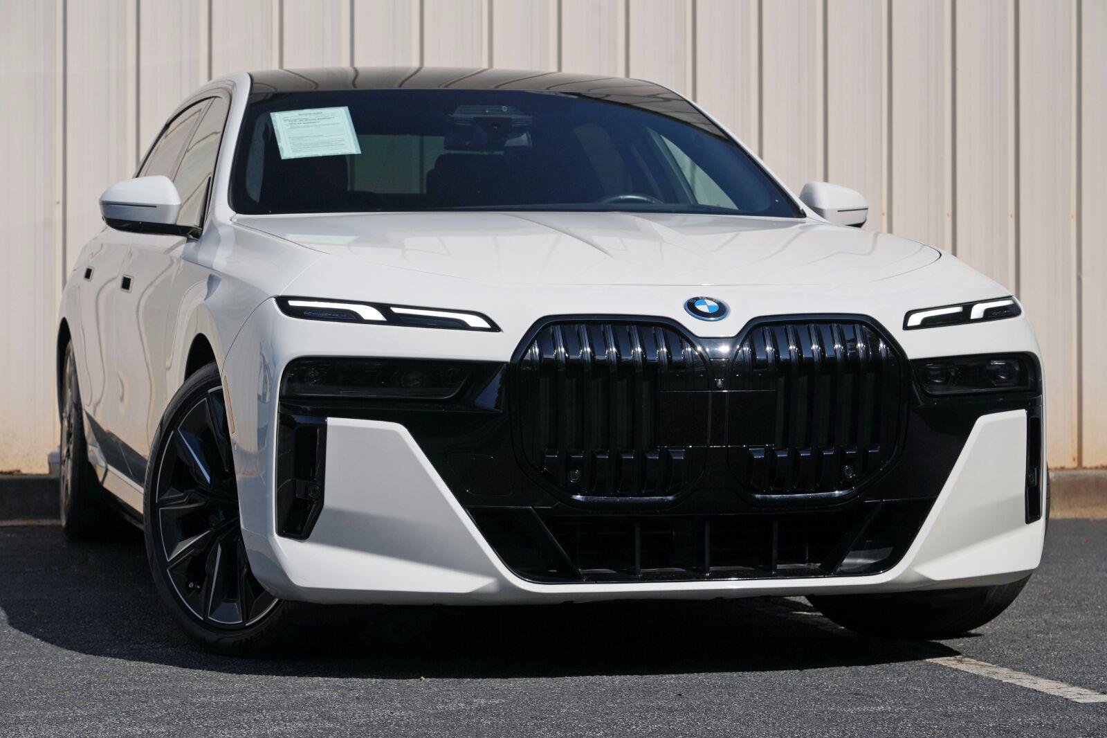 Used 2024 BMW i7 xDrive60 AWD/4WD image 3