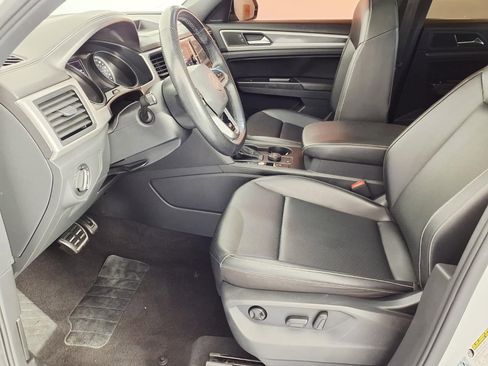 Used 2020 Volkswagen Atlas Cross Sport SE w/ Panoramic Sunroof Package image 12