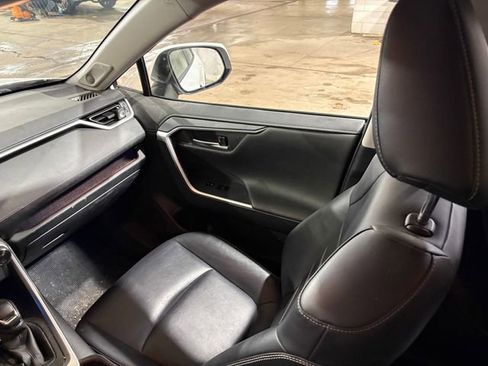 Used 2019 Toyota RAV4 Limited image 25