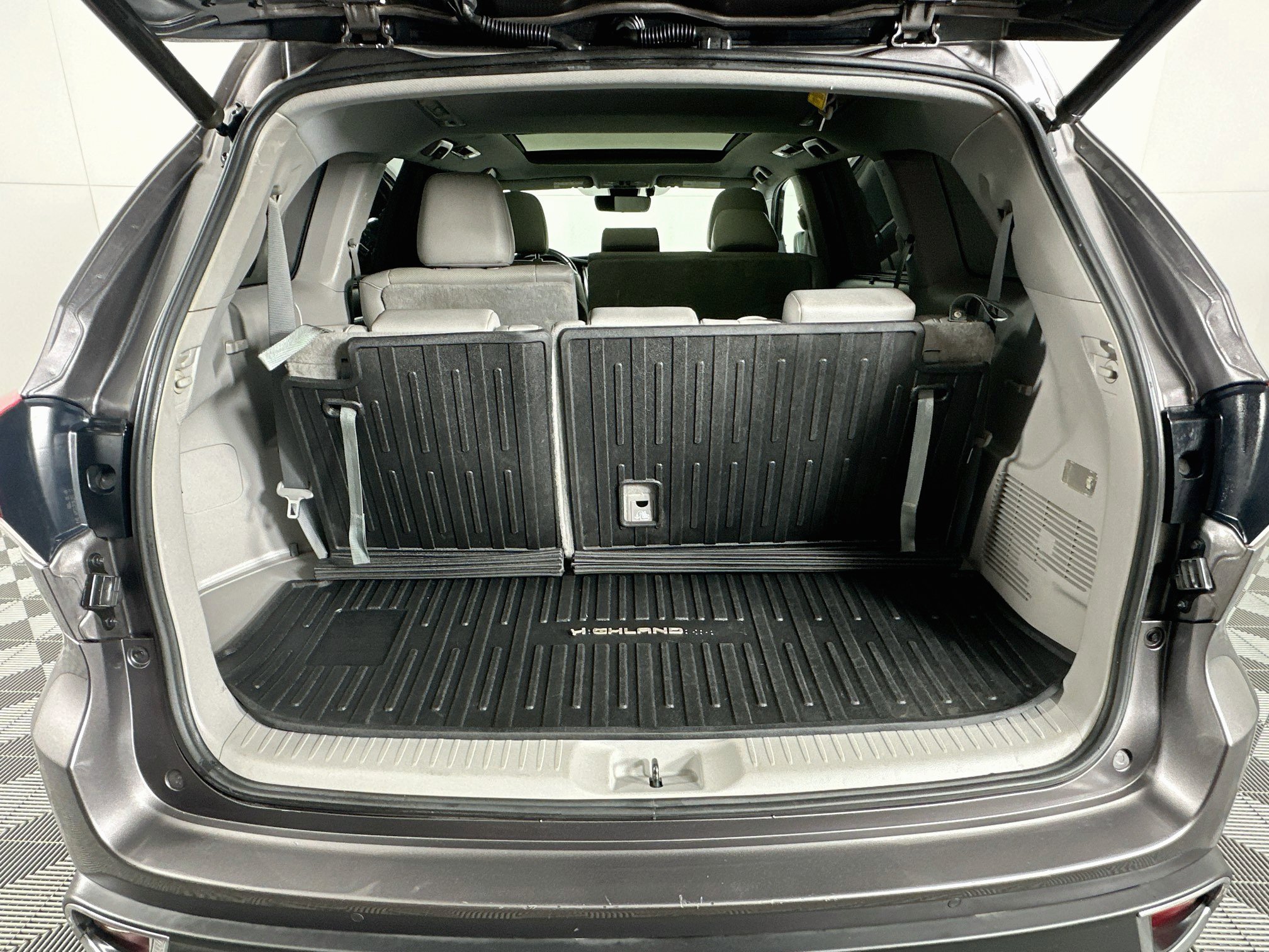 Used 2019 Toyota Highlander Limited Platinum w/ Carpet Mat Package (TMS) AWD/4WD image 32
