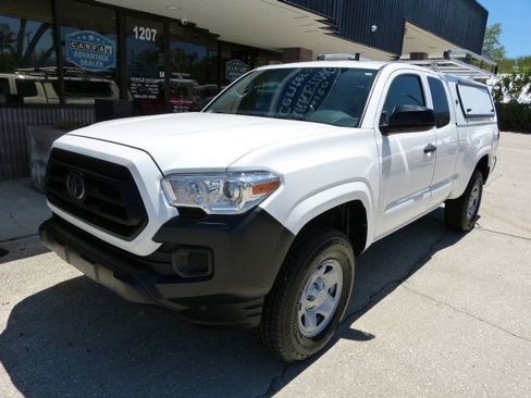 Used 2022 Toyota Tacoma SR image 2