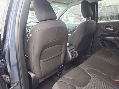 Used 2019 Jeep Cherokee Latitude w/ Popular Appearance Group AWD/4WD image 12