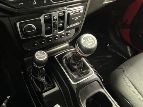Used 2020 Jeep Wrangler Unlimited Sahara AWD/4WD image 23