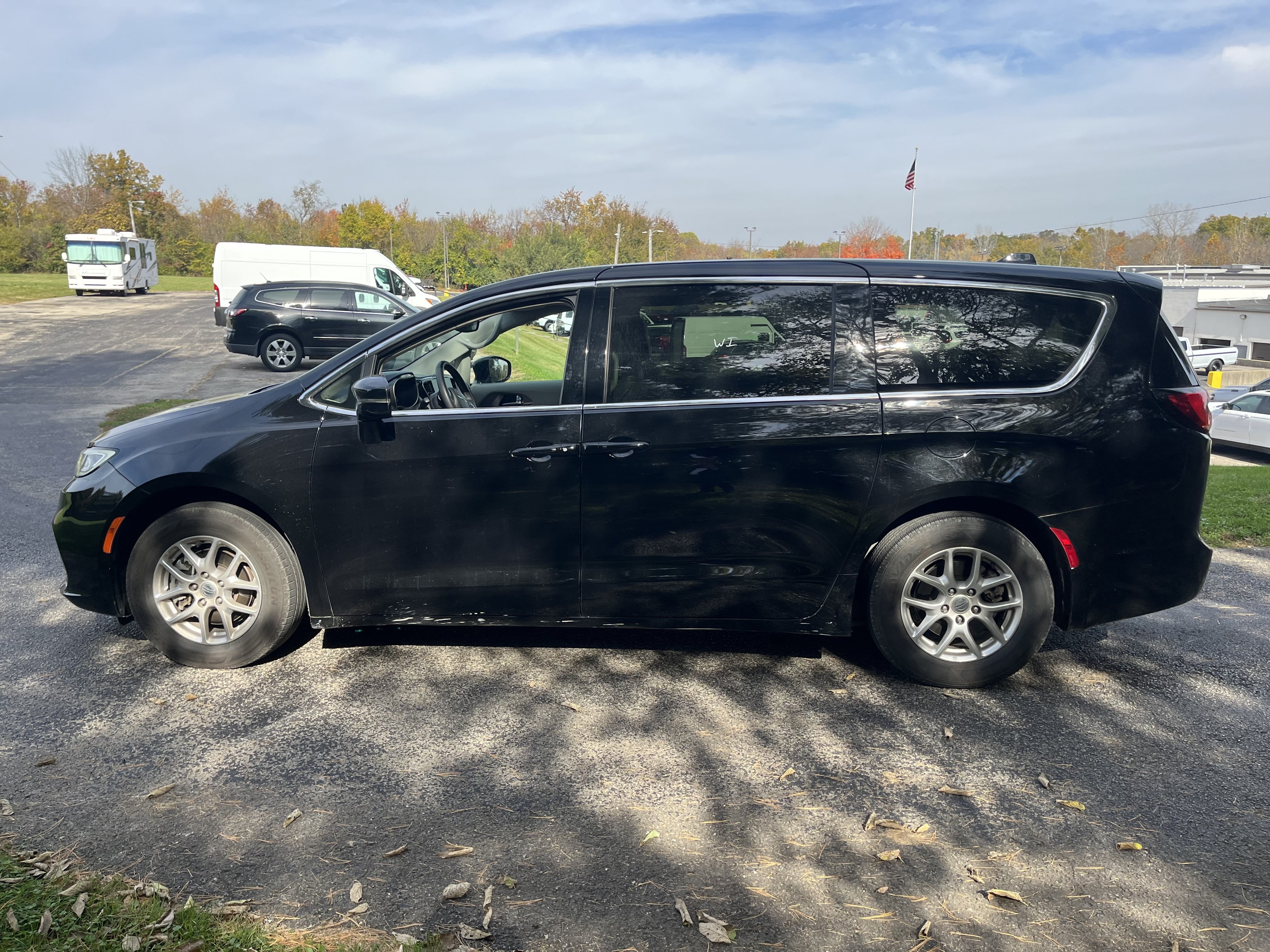 Used 2024 Chrysler Pacifica Touring-L FWD image 6