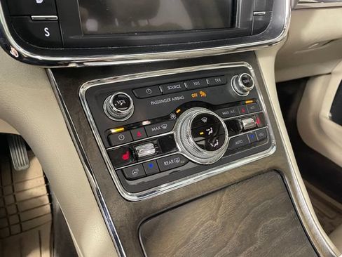 Used 2017 Lincoln Continental Select w/ Climate Package FWD image 8