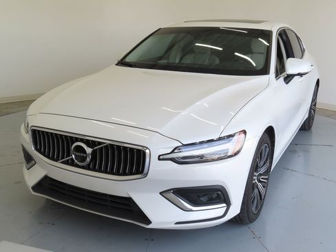 Used 2022 Volvo S60 B5 Inscription image 9
