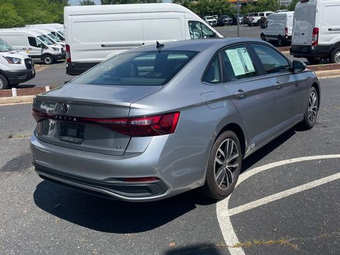 Used 2025 Volkswagen Jetta SE FWD image 4