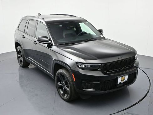 Used 2023 Jeep Grand Cherokee Altitude image 17