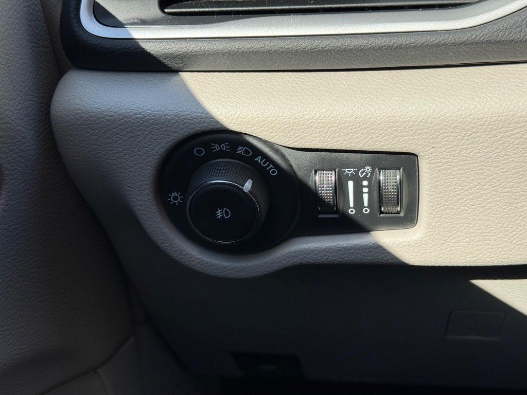 Used 2024 Chrysler Pacifica Touring-L FWD image 21