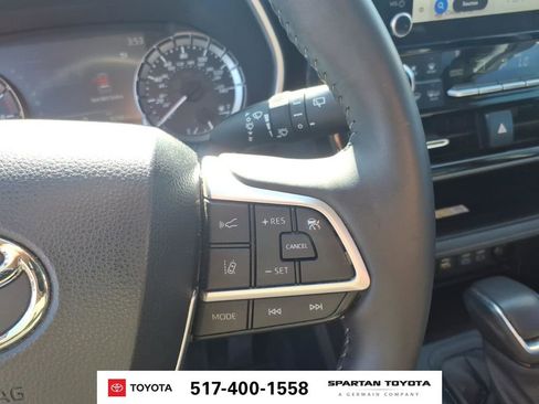 Used 2023 Toyota Highlander XLE AWD/4WD image 19