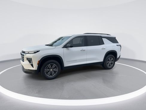 Used 2024 Chevrolet Traverse LT w/ Enhanced Driving Package image 5